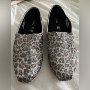 Brand New Toms Women’s Size 10 Silver Glitter Print Shoes